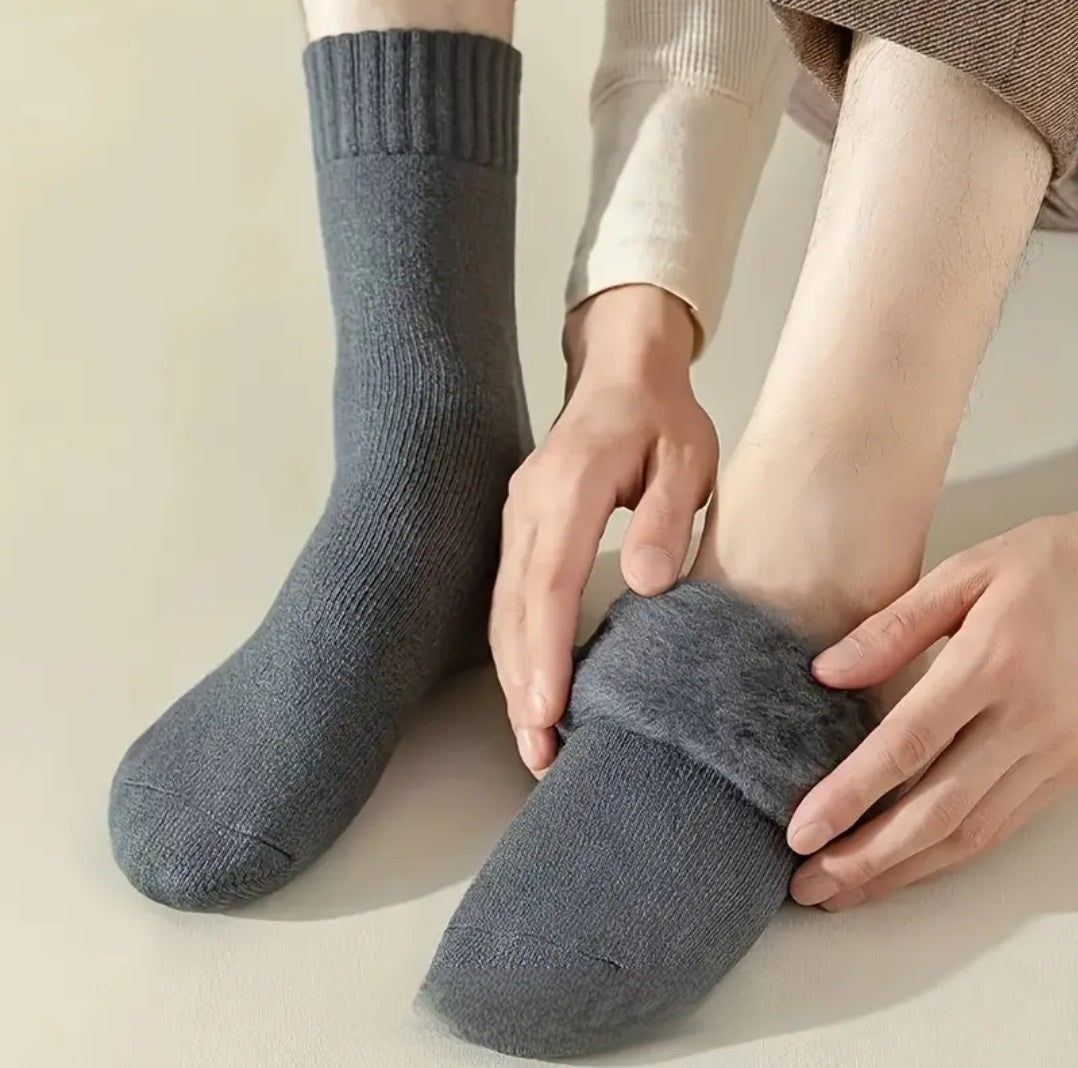 🔥 Complete the Set: Add 2 Pairs of Thermal HeatLock Socks All Over For Just £7.95!”